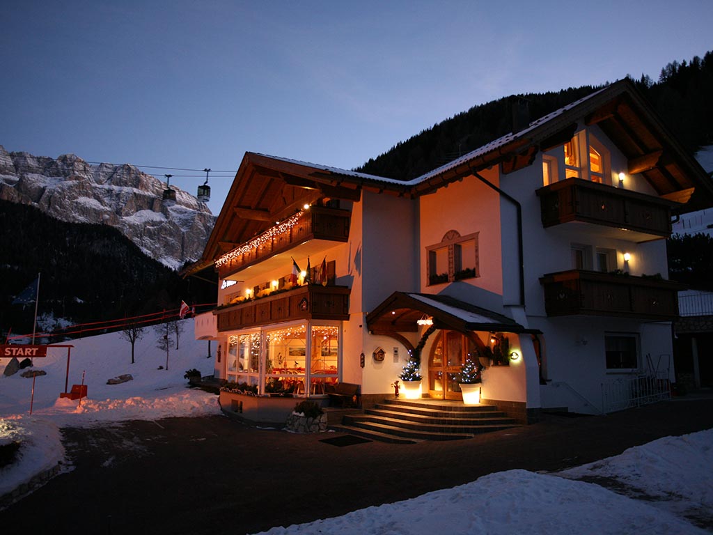 Garni Hotel La Bercia directly on the ski slopes of Selva Val Gardena