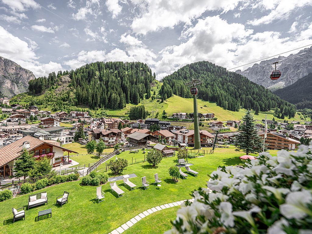 View and garden of the Garni Hotel La Bercia in the Dolomites