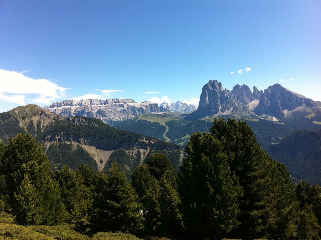 Langkofel und Plattkofel im Sommer